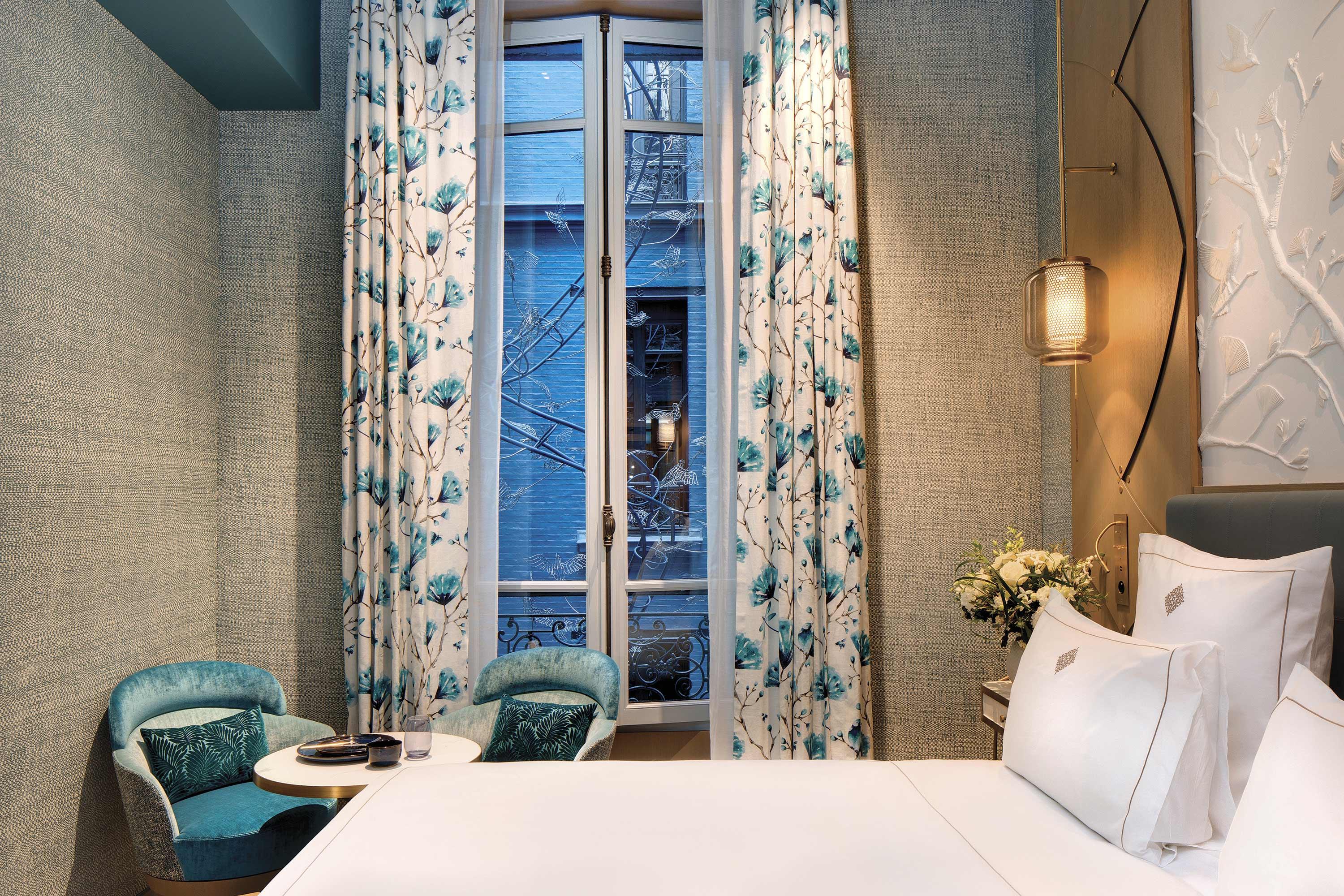 La Demeure Montaigne Hotel Paris Exterior photo A room at the hotel